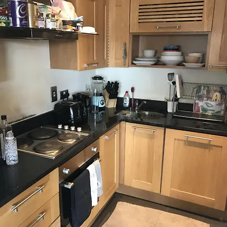 2-bed -sleeps 5 & Parking Apartment