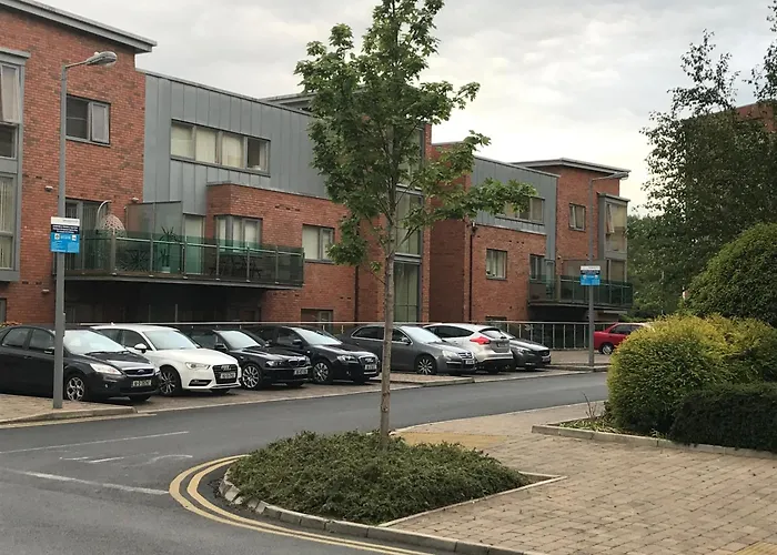 2-bed -sleeps 5 & Parking