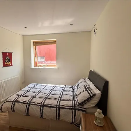 2-bed -sleeps 5&parking * Dublin