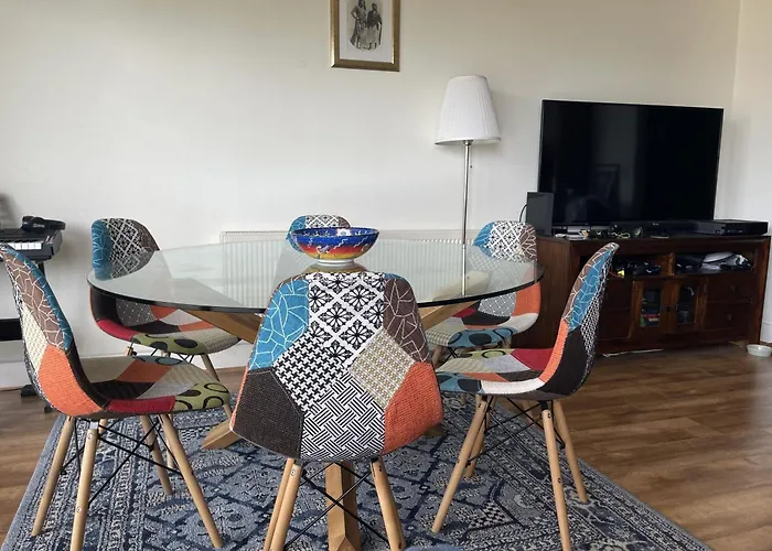 2-bed -sleeps 5 & Parking דבלין