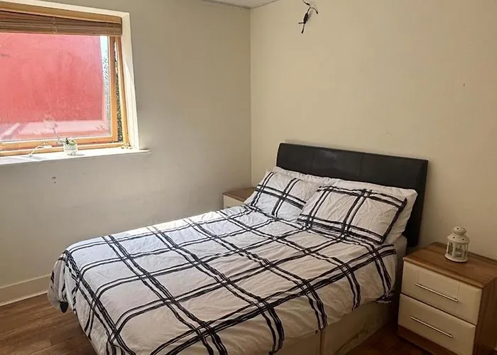 2-bed -sleeps 5 & Parking *