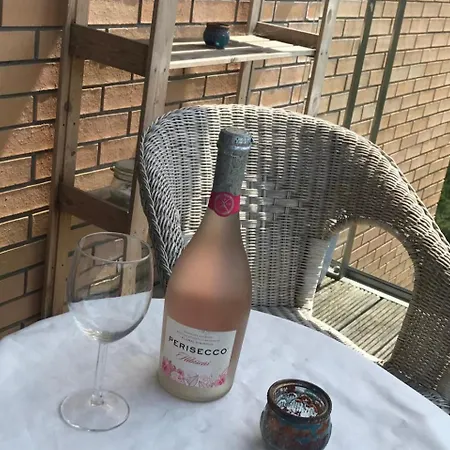 2-bed -sleeps 5 & Parking *