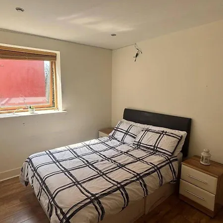 2-bed -sleeps 5 & Parking شقة دبلن