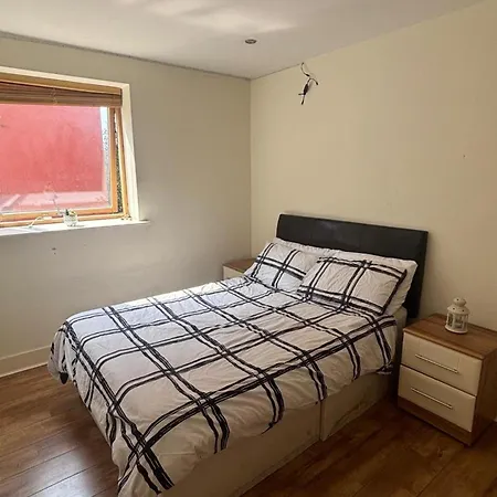 Lovely 2-bed -sleeps 5 & Parking *