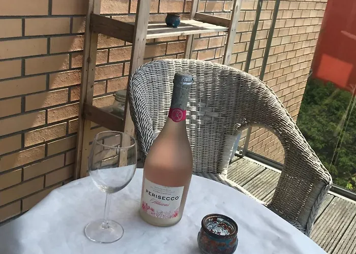 2-bed -sleeps 5 & Parking *