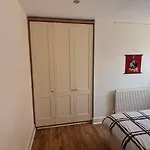 דירה 2-bed -sleeps 5 & Parking