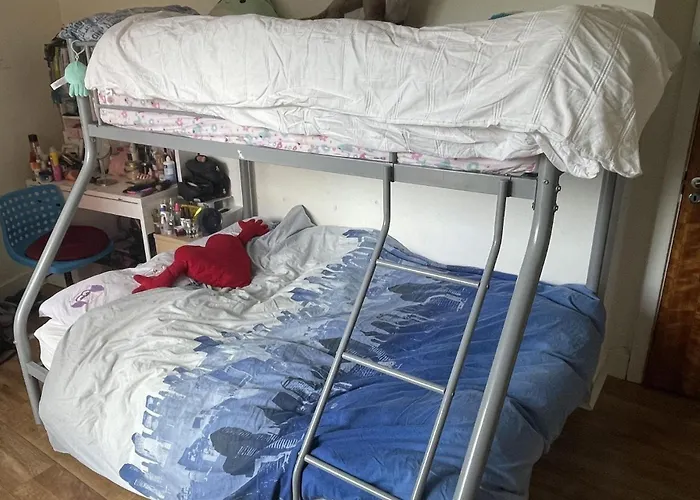 2-bed -sleeps 5 & Parking 公寓